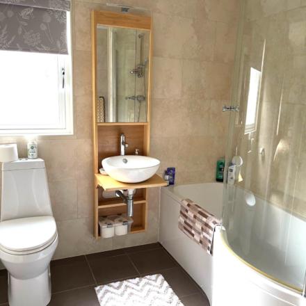 Lodge2 Int Bathroom1